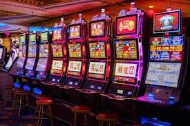 Antarmuka permainan Teen Patti di togel line menunjukkan meja kartu dengan dealer live dan tombol taruhan